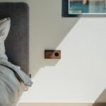 Person konfiguriert Smart-Home-Sicherheitssystem auf Tablet