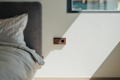 Person konfiguriert Smart-Home-Sicherheitssystem auf Tablet