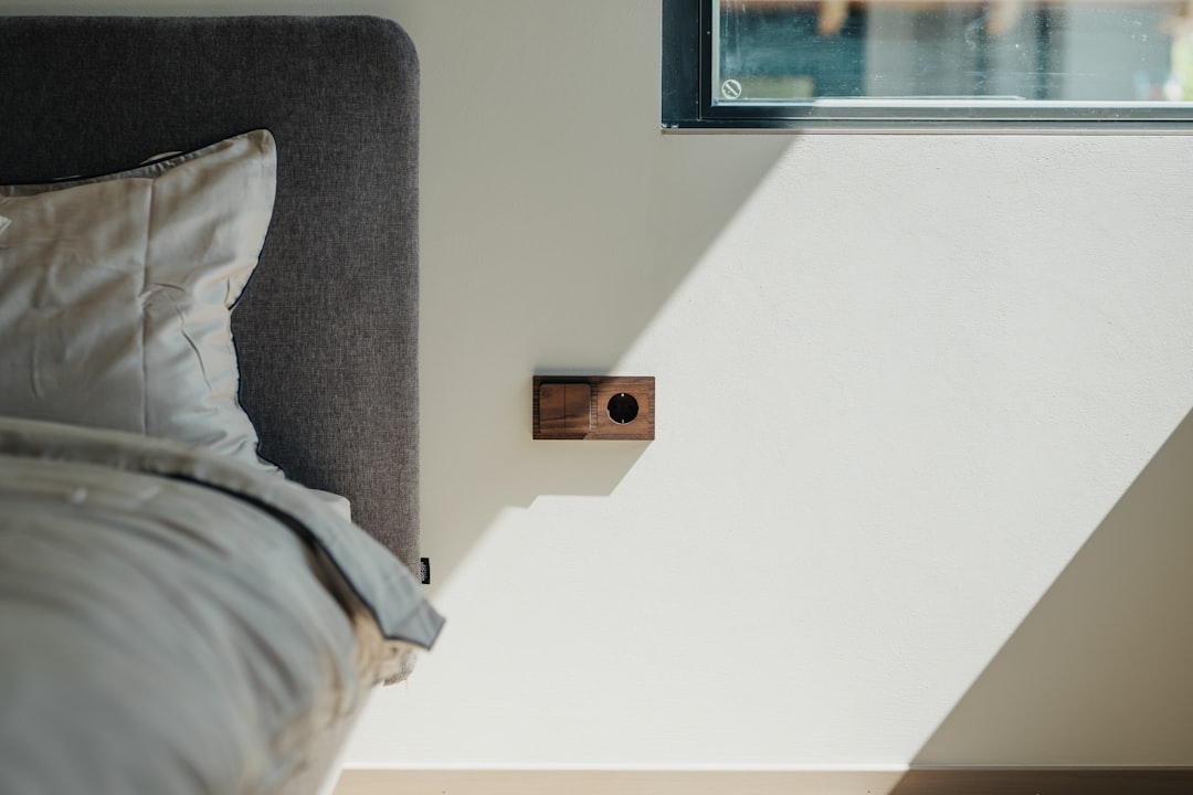 Person konfiguriert Smart-Home-Sicherheitssystem auf Tablet