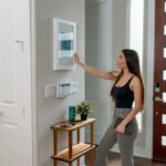 Person bedient Smart-Home-System zur Steuerung der Heizung und spart Energie