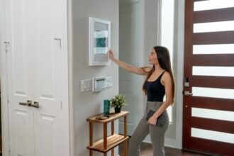 Person bedient Smart-Home-System zur Steuerung der Heizung und spart Energie