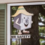 Smart-Home-Sicherheit: Person schützt vernetztes Zuhause mit Tablet