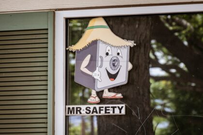 Smart-Home-Sicherheit: Person schützt vernetztes Zuhause mit Tablet