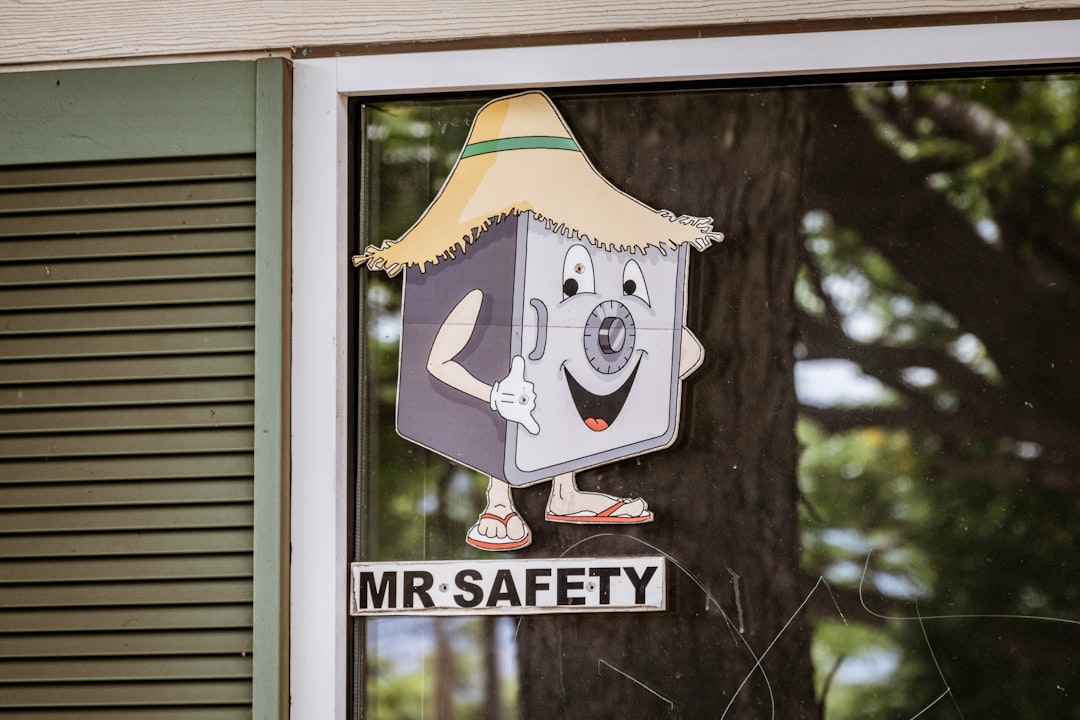 Smart-Home-Sicherheit: Person schützt vernetztes Zuhause mit Tablet