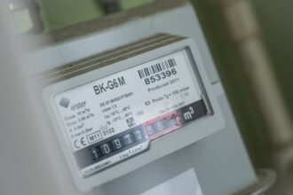 Energieoptimierung im Smart Home: Eine WLAN-fähige Steckdose mit integriertem Stromzähler, die an einem Balkonkraftwerk-Modul angeschlossen ist.