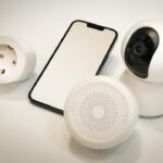 Smart Home Sicherheit: Person konfiguriert sicheres Heimnetzwerk am Tablet