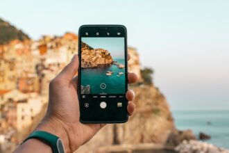 Transparentes BlueBuilt-Cover für das Google Pixel 8a, das das Gehäusedesign sichtbar lässt.
