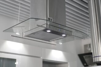 Die kompakte KitchenAid Go 5KSBR256BM, ein Küchengerät das Kabelchaos vermeidet, sauber auf einer Arbeitsplatte.