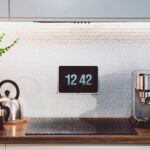 Smartphone Galaxy Z Fold7 in Mint-Farbe liegt auf einem Tisch, daneben ein Tablet mit der geöffneten Smart Home App zur Steuerung von Licht und Thermostat.