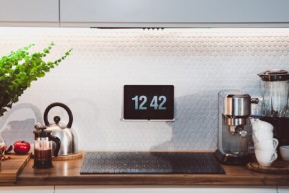 Smartphone Galaxy Z Fold7 in Mint-Farbe liegt auf einem Tisch, daneben ein Tablet mit der geöffneten Smart Home App zur Steuerung von Licht und Thermostat.