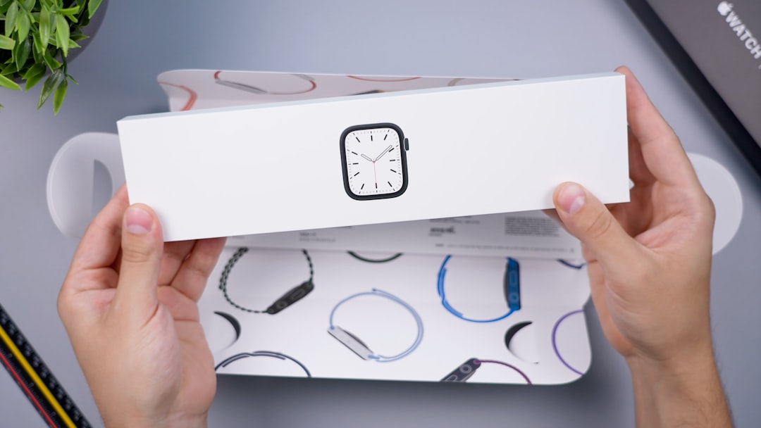 Eine Person mit einer Apple Watch Series 10 am Handgelenk steuert mit dem Display intelligente Lampen und Thermostate in einem modernen Wohnzimmer.