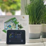 Smartphone steuert Thermostat und Steckdosen, um Energie zu sparen.