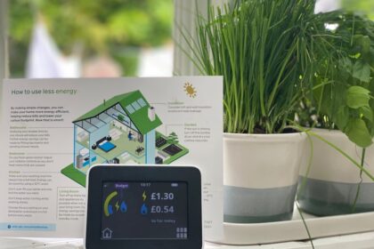 Smartphone steuert Thermostat und Steckdosen, um Energie zu sparen.