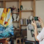 Ein modernes Samsung Galaxy A37 Smartphone liegt neben einem kompakten BlueBuilt 45W-Ladegerät auf einem hellen Schreibtisch, umgeben von smarten Haushaltsgeräten wie einer Lampe und einem Lautsprecher, die eine vernetzte 5G-Smart-Home-Zentrale symbolisieren.