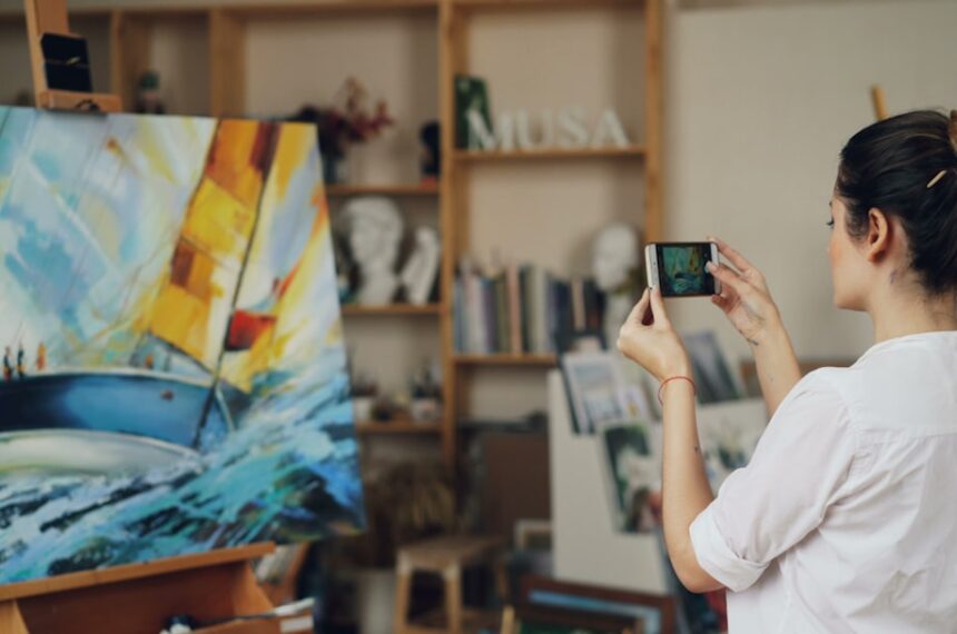 Ein modernes Samsung Galaxy A37 Smartphone liegt neben einem kompakten BlueBuilt 45W-Ladegerät auf einem hellen Schreibtisch, umgeben von smarten Haushaltsgeräten wie einer Lampe und einem Lautsprecher, die eine vernetzte 5G-Smart-Home-Zentrale symbolisieren.