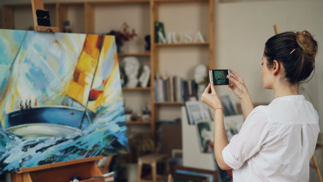 Ein modernes Samsung Galaxy A37 Smartphone liegt neben einem kompakten BlueBuilt 45W-Ladegerät auf einem hellen Schreibtisch, umgeben von smarten Haushaltsgeräten wie einer Lampe und einem Lautsprecher, die eine vernetzte 5G-Smart-Home-Zentrale symbolisieren.