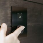 Vier programmierbare Handsender für die drahtlose Steuerung von Smart-Home-Geräten wie Lampen, Rollläden oder Garagentoren.