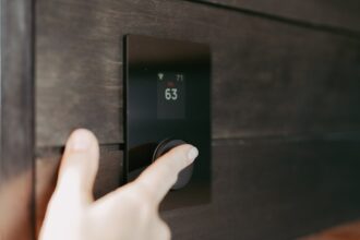 Vier programmierbare Handsender für die drahtlose Steuerung von Smart-Home-Geräten wie Lampen, Rollläden oder Garagentoren.