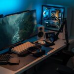 Weißes Smart Lock mit Schlüsselbund und Smartphone, das an einer Haustür installiert ist und per App oder Fingerabdruck bedient wird.