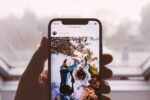 Schutzhülle für das Oppo A40/A60 5G Smartphone auf einem Tisch, umgeben von Alltagsgegenständen.