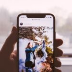 Schutzhülle für das Oppo A40/A60 5G Smartphone auf einem Tisch, umgeben von Alltagsgegenständen.