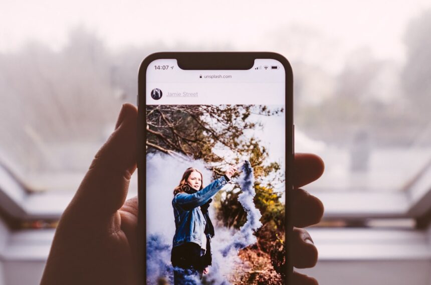 Schutzhülle für das Oppo A40/A60 5G Smartphone auf einem Tisch, umgeben von Alltagsgegenständen.