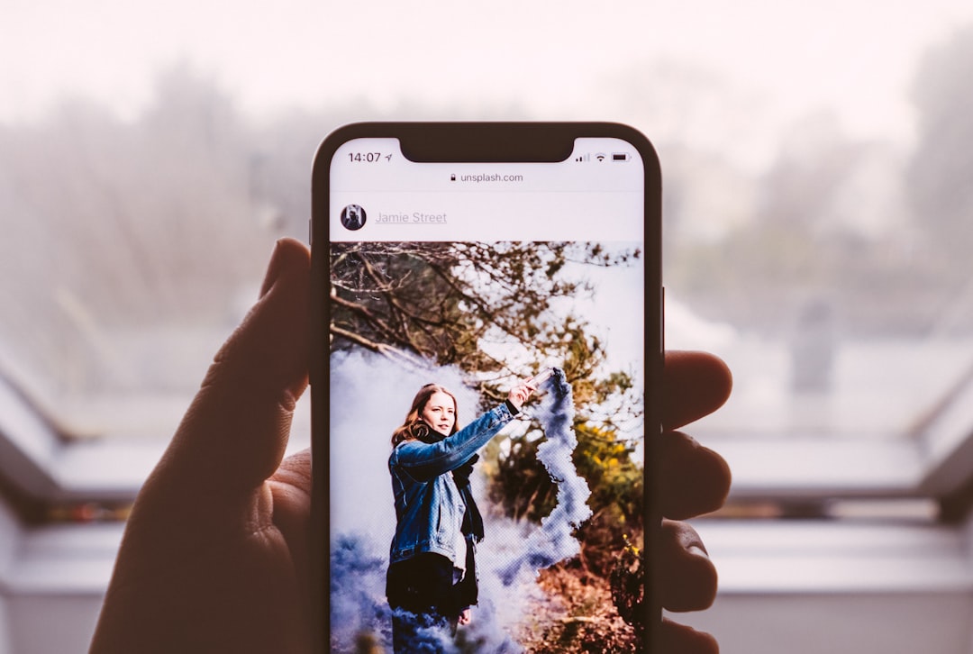 Schutzhülle für das Oppo A40/A60 5G Smartphone auf einem Tisch, umgeben von Alltagsgegenständen.