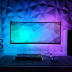 Ein smartes Steckdosengerät in einem Garten, das eine Lichterkette und einen Springbrunnen mit Strom versorgt.