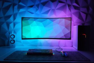 Ein smartes Steckdosengerät in einem Garten, das eine Lichterkette und einen Springbrunnen mit Strom versorgt.