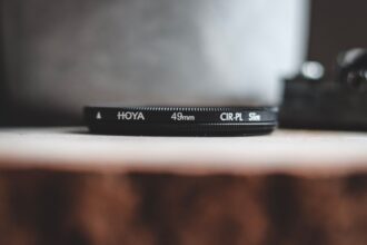Der Hoya PrimeXS 43mm UV-Filter schützt Kameraobjektive zuverlässig vor Kratzern und UV-Strahlen.