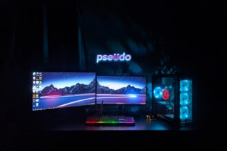 Smartes Display mit Alexa in kompakter Größe auf einem Nachttisch, das Wetter und Uhrzeit anzeigt.