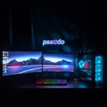 Rauchwarnmelder mit entfernter Batterie, der unauffällig an einer weißen Decke montiert ist.