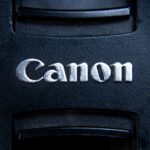 Ein handlicher ZINK-Drucker druckt ein scharfes Foto ohne Tinte auf Canon Papier, ideal für unterwegs im Smart Home.