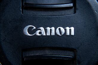 Ein handlicher ZINK-Drucker druckt ein scharfes Foto ohne Tinte auf Canon Papier, ideal für unterwegs im Smart Home.