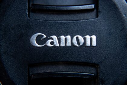 Ein handlicher ZINK-Drucker druckt ein scharfes Foto ohne Tinte auf Canon Papier, ideal für unterwegs im Smart Home.