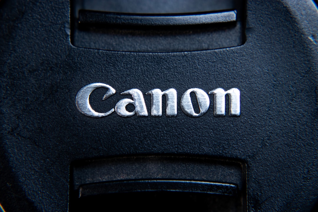 Ein handlicher ZINK-Drucker druckt ein scharfes Foto ohne Tinte auf Canon Papier, ideal für unterwegs im Smart Home.