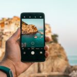 Smartphone-Hintertür mit Sichtfenster für Smart-Home-Hub auf dem Schreibtisch.
