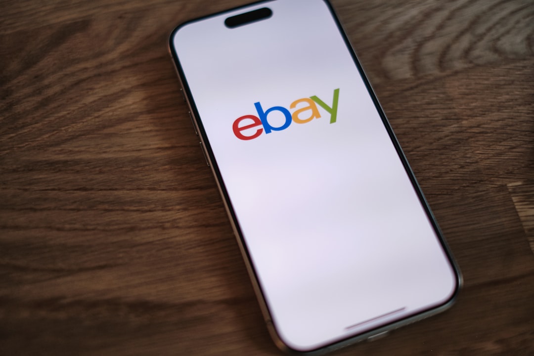 Ein Smartphone zeigt eine App zur Steuerung von smarten Heizkörperthermostaten, daneben liegen einige ungeöffnete Geräte in eBay-Umverpackungen.