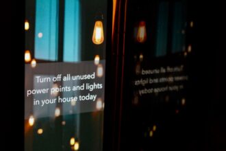 Smartes Türschloss mit Statusanzeige, das zeigt, ob die Tür richtig geschlossen ist, um Energieverluste zu vermeiden.