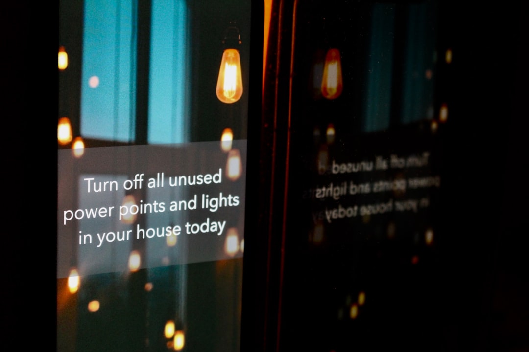 Smartes Türschloss mit Statusanzeige, das zeigt, ob die Tür richtig geschlossen ist, um Energieverluste zu vermeiden.