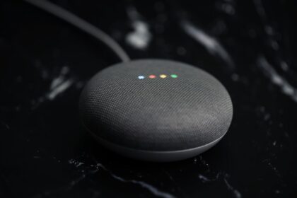 5MP WLAN-Überwachungskamera von JENNOV, montiert an einer Hauswand mit klarem Blick auf einen Garten und eine Terrasse.
