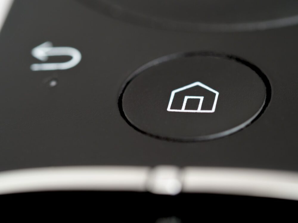 Intelligente Türsicherung mit Smartphone, Kamera und digitalem Türschloss in einem Smart Home.