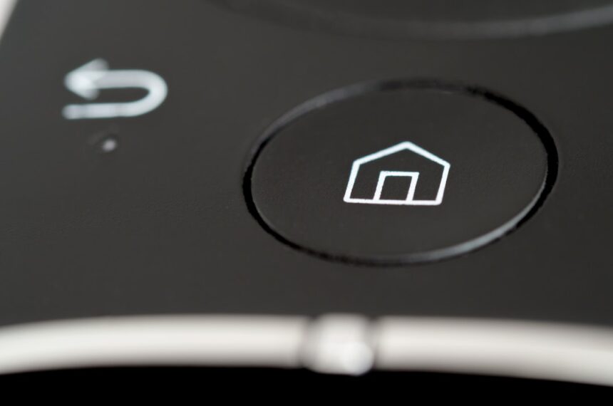 Intelligente Türsicherung mit Smartphone, Kamera und digitalem Türschloss in einem Smart Home.