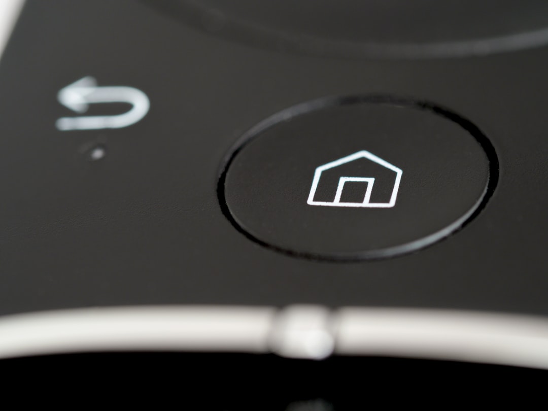 Intelligente Türsicherung mit Smartphone, Kamera und digitalem Türschloss in einem Smart Home.