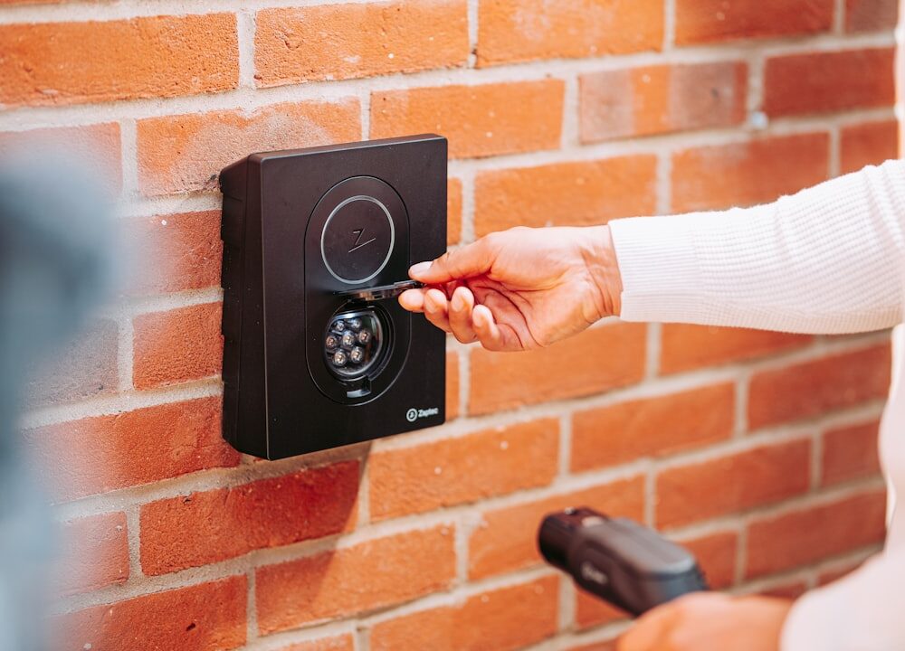 Intelligentes Türschloss mit Display, das den Energieverbrauch der Heizung anzeigt, während es per Fingerabdruck entriegelt wird.