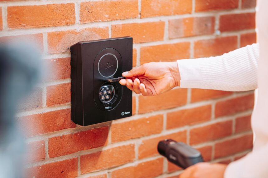 Intelligentes Türschloss mit Display, das den Energieverbrauch der Heizung anzeigt, während es per Fingerabdruck entriegelt wird.