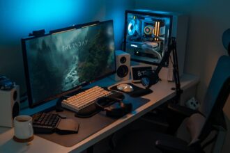 Eine moderne, schwarze Video-Türklingel an einer weißen Haustür, mit einem Smartphone-Display im Hintergrund, das den Live-Stream anzeigt.