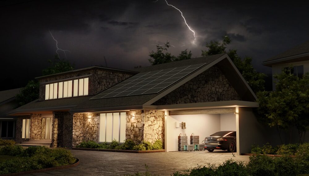 Intelligentes Schloss in einer Haustür, das sich per Smartphone öffnet und den Heizungsregler im Flur automatisch anpasst, um Energie zu sparen.