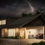 Intelligentes Schloss in einer Haustür, das sich per Smartphone öffnet und den Heizungsregler im Flur automatisch anpasst, um Energie zu sparen.