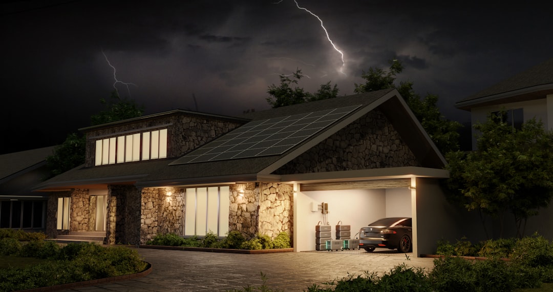 Intelligentes Schloss in einer Haustür, das sich per Smartphone öffnet und den Heizungsregler im Flur automatisch anpasst, um Energie zu sparen.